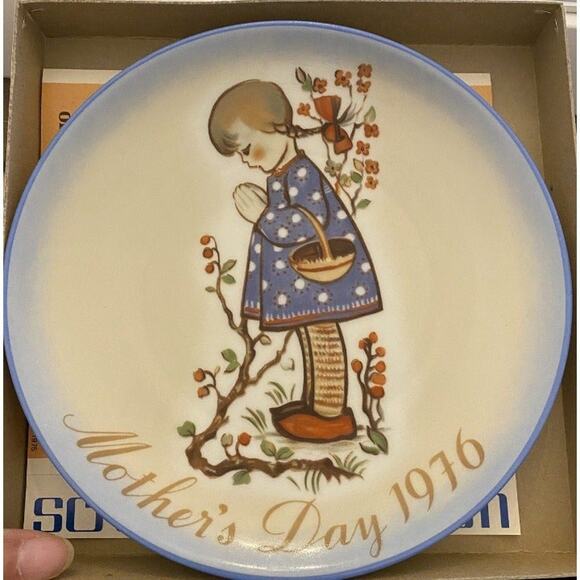 Vintage 1976 Mother's Day Devotion for Mother Hummel 7.5" Plate By Schmid - Picture 1 of 3